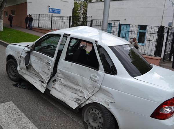 В центре Пятигорска «Приора» протаранила автомобиль «скорой помощи»